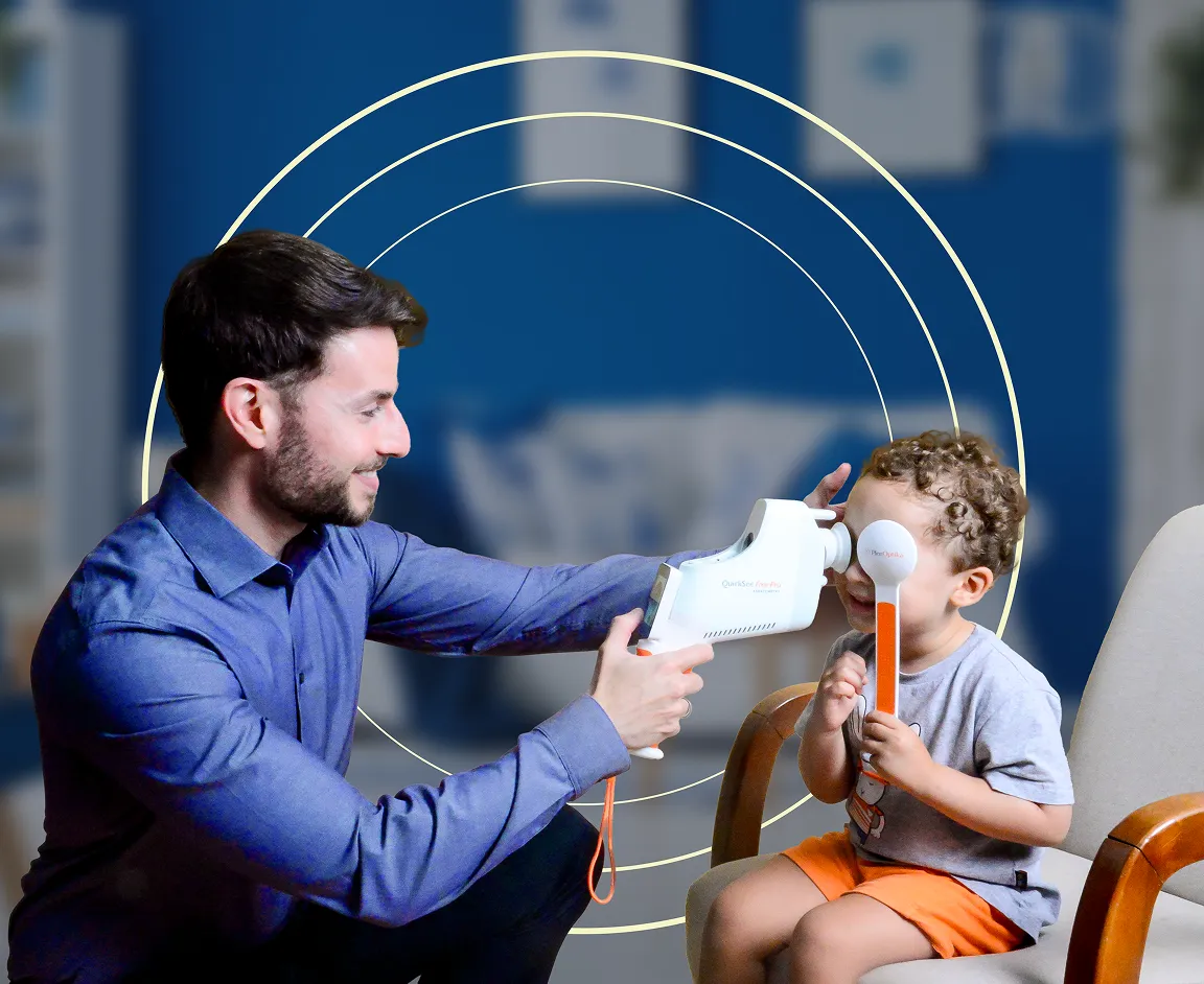 Fernando fazendo exame de vista em uma criança