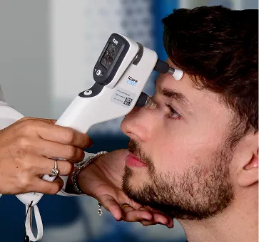 Exame de vista sendo feito em um jovem homem adulto