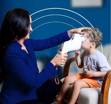 Larissa fazendo exame de vista em uma criança