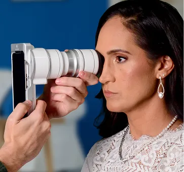 Exame de vista sendo feito em uma mulher adulta